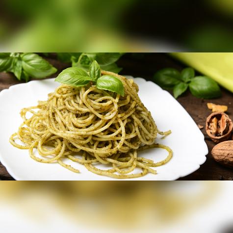  Clásico de la cocina italiana: tallarines al pesto con albahaca fresca, piñones y parmesano.    