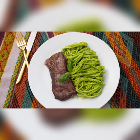 No es pesto, son tallarines verdes servidos con bistec   