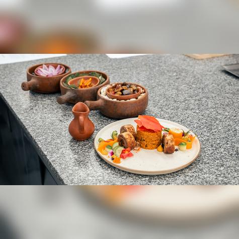 “Fuego y Tierra” es un homenaje a la Pachamama con insumos andinos y coreanos.