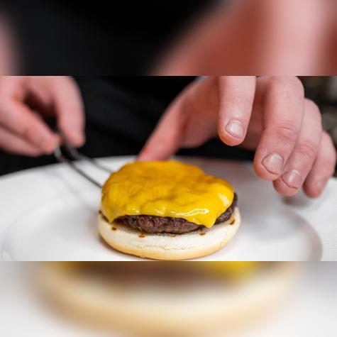 Disfruta de la clásica hamburguesa de Pasadena. Fuente: Shutterstock.   
