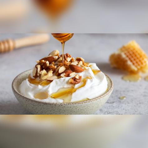 El yogur griego es más espeso, rico en proteínas y con un sabor más intenso debido a su proceso de colado. Fuente: Shutterstock. El yogur griego es más espeso, rico en proteínas y con un sabor más intenso debido a su proceso de colado. Fuente: Shutterstock.