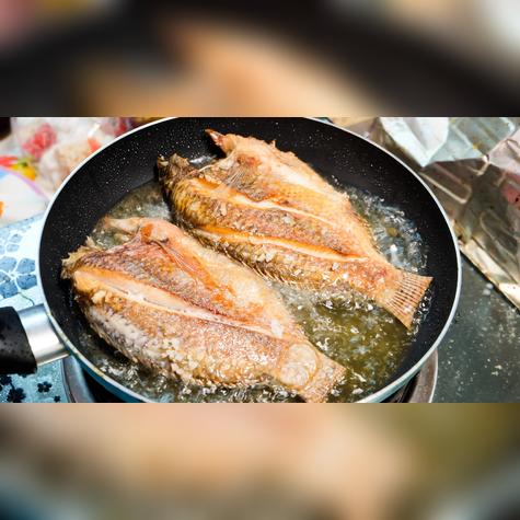 El pescado es una fuente de omega-3 que puedes disfrutar sin preocuparte por el olor en casa.