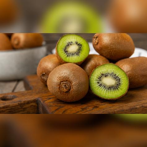 El kiwi, rico en melatonina y serotonina, mejora la calidad del sueño y la recuperación física. Fuente: Shutterstock. El kiwi, rico en melatonina y serotonina, mejora la calidad del sueño y la recuperación física. Fuente: Shutterstock.