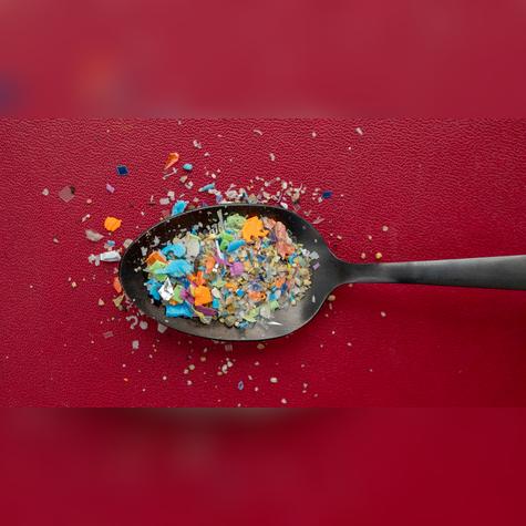 Cada semana podrías estar comiendo el equivalente a una tarjeta de crédito en plástico.