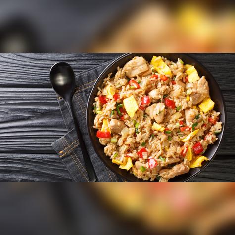 El chaufa de pollo, con arroz frito, huevo, verduras y sillao, es la versión más popular y casera. El chaufa de pollo, con arroz frito, huevo, verduras y sillao, es la versión más popular y casera.