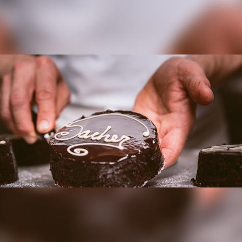 Su versión original se sirve con crema chantilly en el famoso Hotel Sacher. Fuente: Shutterstock.   