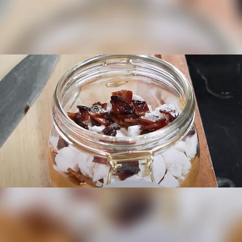 Suspiro con chirimoya y tocino glaseado.   