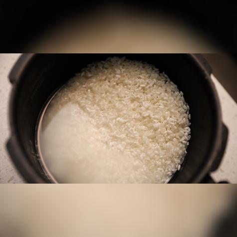 Lavar el arroz ayuda a eliminar la suciedad y otros elementos. Lavar el arroz ayuda a eliminar la suciedad y otros elementos.
