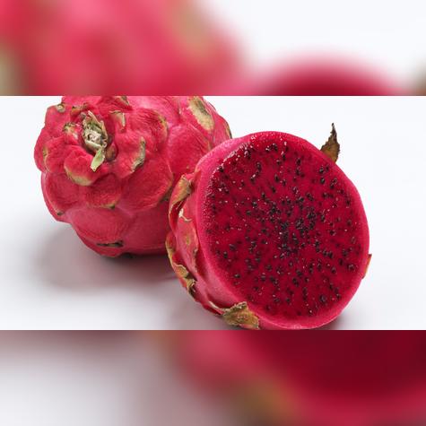 La pitahaya, también llamada fruta del dragón, destaca por su color intenso y su sabor suave entre el kiwi y la pera.