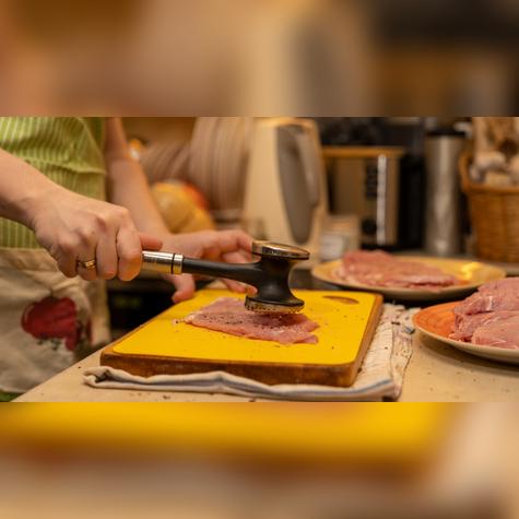 Para una carne más suave dale algunos golpes leves. Para una carne más suave dale algunos golpes leves.