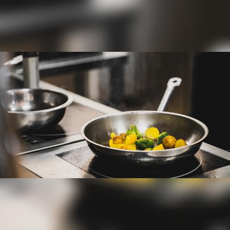 <em>Se resalta la importancia de precalentar la sartén y el control de la temperatura al cocinar. Fuente: Shutterstock.</em> <em>Se resalta la importancia de precalentar la sartén y el control de la temperatura al cocinar. Fuente: Shutterstock.</em>