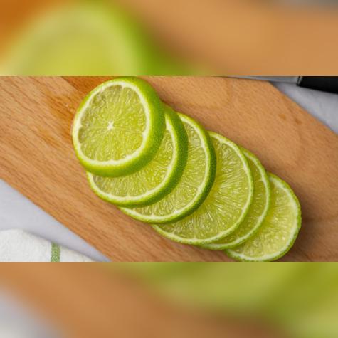 Coloca rodajas de limón en la cocina. Coloca rodajas de limón en la cocina.