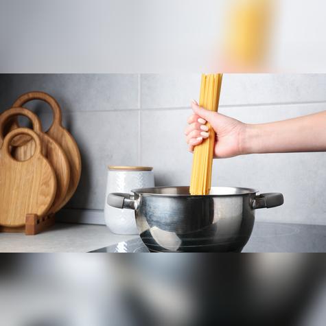 Muchos cocinan la pasta con el fuego al máximo sin saber que no hace ninguna diferencia en la cocción. Muchos cocinan la pasta con el fuego al máximo sin saber que no hace ninguna diferencia en la cocción.