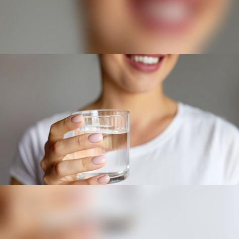 Consumir al menos dos litros de agua al día puede reducir la fatiga y mejorar el rendimiento mental. Fuente: Shutterstock. Consumir al menos dos litros de agua al día puede reducir la fatiga y mejorar el rendimiento mental. Fuente: Shutterstock.