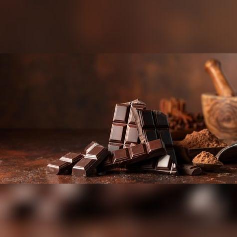 El chocolate negro y los plátanos ofrecen energía sostenida. Fuente: Shutterstock. El chocolate negro y los plátanos ofrecen energía sostenida. Fuente: Shutterstock.