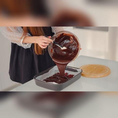 Con ingredientes como harina de almendras y edulcorantes naturales, puedes preparar un brownie esponjoso y bajo en calorías. Fuente: Shutterstock. Con ingredientes como harina de almendras y edulcorantes naturales, puedes preparar un brownie esponjoso y bajo en calorías. Fuente: Shutterstock.