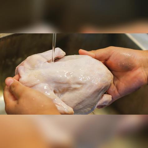 El agua no elimina las bacterias de la carne cruda; solo la cocción completa puede hacerlo. El agua no elimina las bacterias de la carne cruda; solo la cocción completa puede hacerlo.
