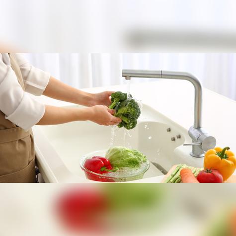 A diferencia de la carne, las frutas y verduras sí deben lavarse para eliminar restos de tierra o pesticidas. A diferencia de la carne, las frutas y verduras sí deben lavarse para eliminar restos de tierra o pesticidas.