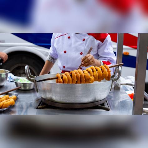 Este evento destaca la variedad de postres peruanos, con más de 20 variedades de picarones preparados en vivo. Fuente: Shutterstock.   