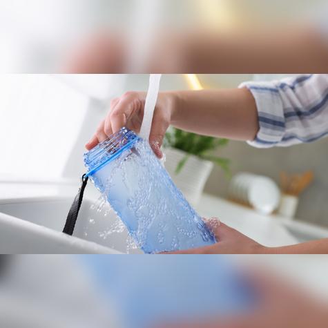 Lavar con agua caliente, jabón y cepillo alarga la vida útil de las botellas reutilizables y previene la acumulación de bacterias en su interior.   