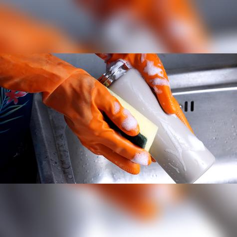 El lavavajillas ayuda a desinfectar termos y botellas si se usa con agua caliente y detergente adecuado.   