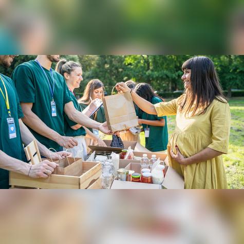 Puedes donar alimentos o a través de una cuenta bancaria.   