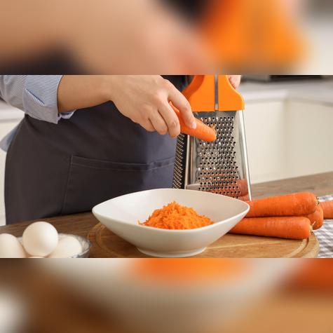 Comienza rallando zanahorias para luego mezclarlo con los demás ingredientes. Comienza rallando zanahorias para luego mezclarlo con los demás ingredientes.