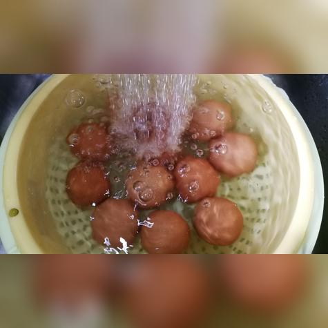 Lavar los huevos debilita la capa externa protectora.    Lavar los huevos debilita la capa externa protectora.