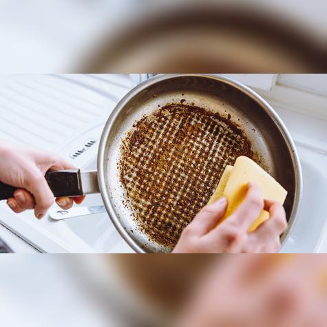 Lava con una esponja suave.    Lava con una esponja suave.