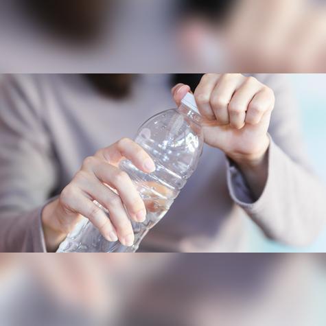 Partículas de plástico en agua embotellada.    Partículas de plástico en agua embotellada.