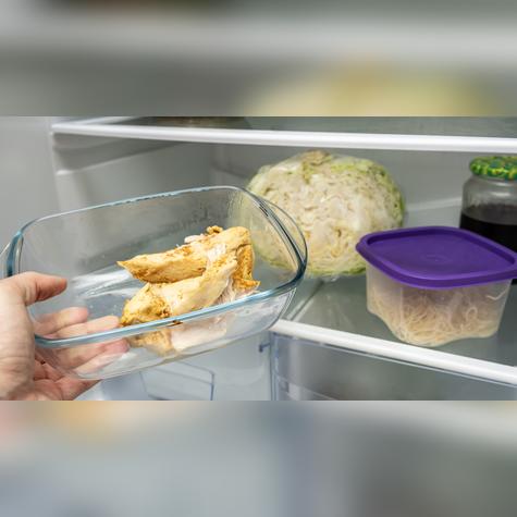 Guarda el pollo cocido en un recipiente con tapa.    Guarda el pollo cocido en un recipiente con tapa.