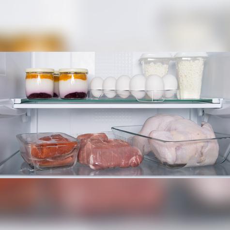 Almacena el pollo crudo en el congelador si quieres alargar su vida útil.    Almacena el pollo crudo en el congelador si quieres alargar su vida útil.