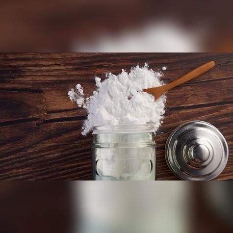 El bicarbonato de sodio es un limpiador natural que elimina olores sin dañar las superficies de la heladera. El bicarbonato de sodio es un limpiador natural que elimina olores sin dañar las superficies de la heladera.