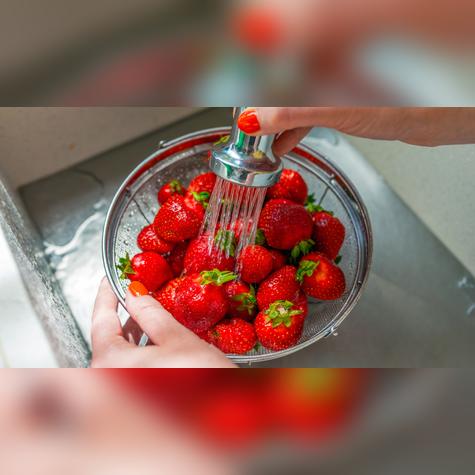 Lava las fresas con sal o vinagre.    Lava las fresas con sal o vinagre.