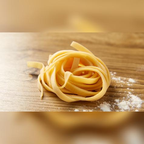 La receta original se prepara con fettuccine frescos, hechos con harina y huevo.   