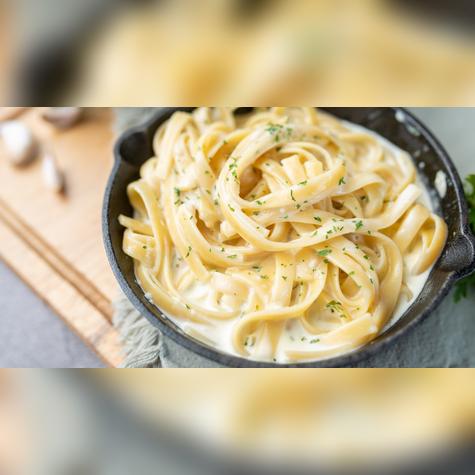 La auténtica pasta Alfredo se prepara solo con fettuccine, mantequilla y queso parmesano.