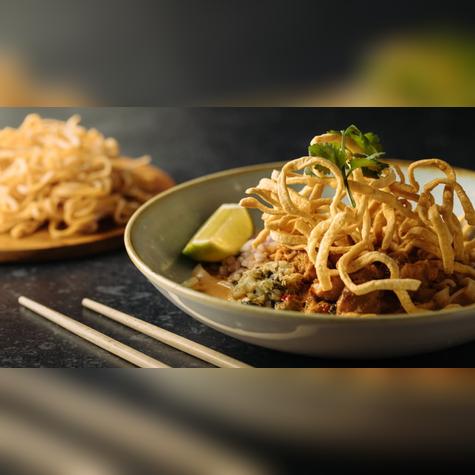 Aromas de curry, fideos crujientes y un toque de picante: el khao soi resume la esencia de Chiang Mai.