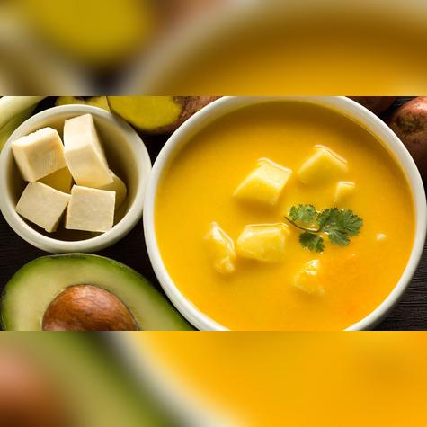 El locro de papa, uno de los platos más tradicionales de Quito, combina ingredientes andinos como la papa, el queso y el aguacate en una sopa reconfortante.