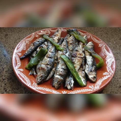 Disfrutar de sardinas asadas en Lisboa es una experiencia que todo viajero debe vivir. 