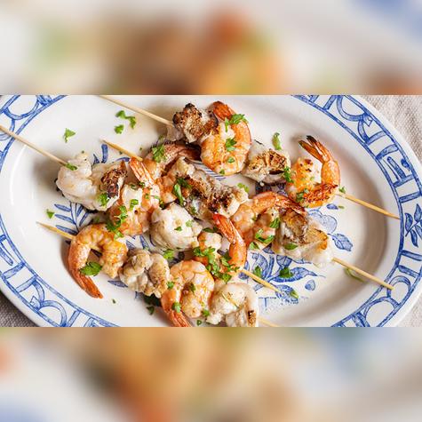 Las barras de pintxos en la Parte Vieja de San Sebastián son el corazón de la gastronomía vasca: una tradición que combina sabor, creatividad y encuentro social.