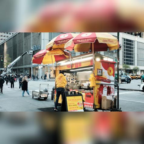El clásico hot dog neoyorquino, emblema del street food, resume la diversidad y el ritmo acelerado de la Gran Manzana.