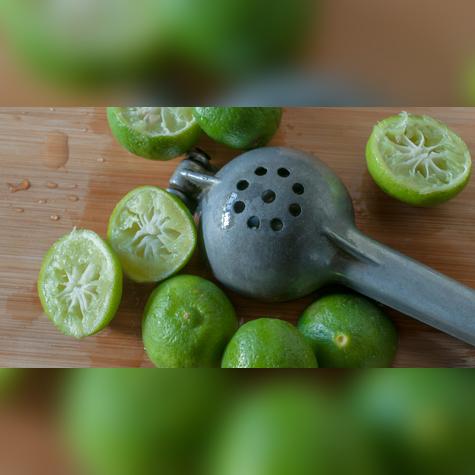 El ácido cítrico del limón elimina grasa y desinfecta naturalmente. El ácido cítrico del limón elimina grasa y desinfecta naturalmente.