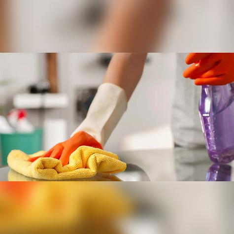 Vierte la mezcla en un atomizador y limpia las mesas. Vierte la mezcla en un atomizador y limpia las mesas.