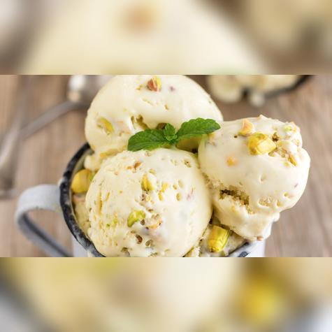 Decora con frutos secos como el pistacho.   