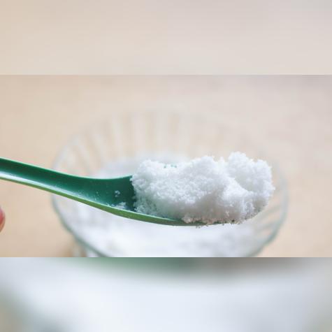 La sal extrae agua y baja el picor. Ideal cuando la cebolla va a guisos o marinados.   