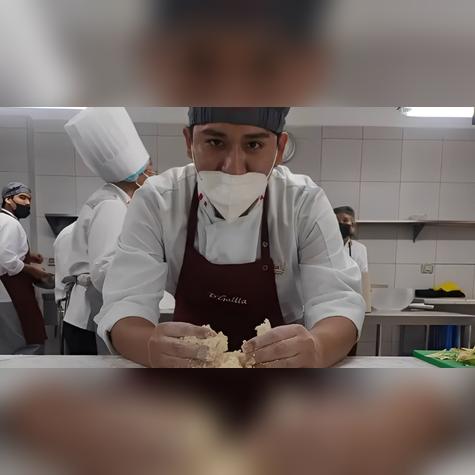 Harol Zambrano en una clase de Gastronomía. Harol Zambrano en una clase de Gastronomía.