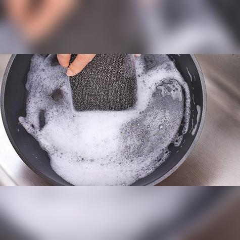 Utiliza una esponja para ayudarte a remover el óxido.   