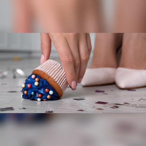 El alimento que cayó al piso está repleto de bacterias.   