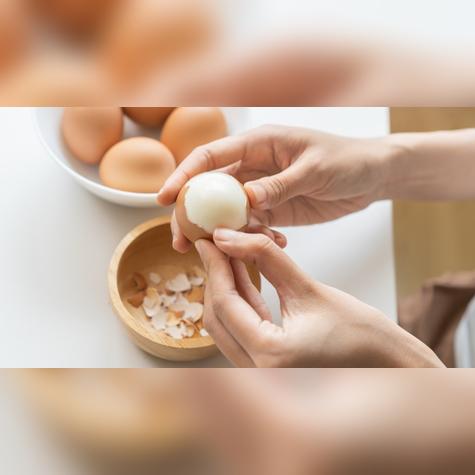 Si persiste la dificultad para pelarlos, agitar los huevos en un recipiente con agua puede ser una solución eficaz. Fuente: Shutterstock.   
