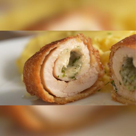 Para disfrutarlo plenamente, se recomienda acompañar el pollo Kiev con patatas fritas y una ensalada verde. Fuente: Shutterstock. Para disfrutarlo plenamente, se recomienda acompañar el pollo Kiev con patatas fritas y una ensalada verde. Fuente: Shutterstock.